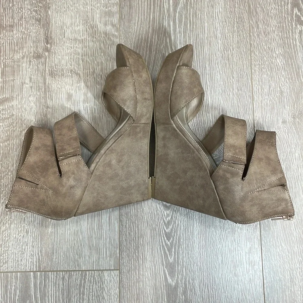 Unlisted By Kenneth Cole Day Dream Platform Wedge Taupe 8.5M